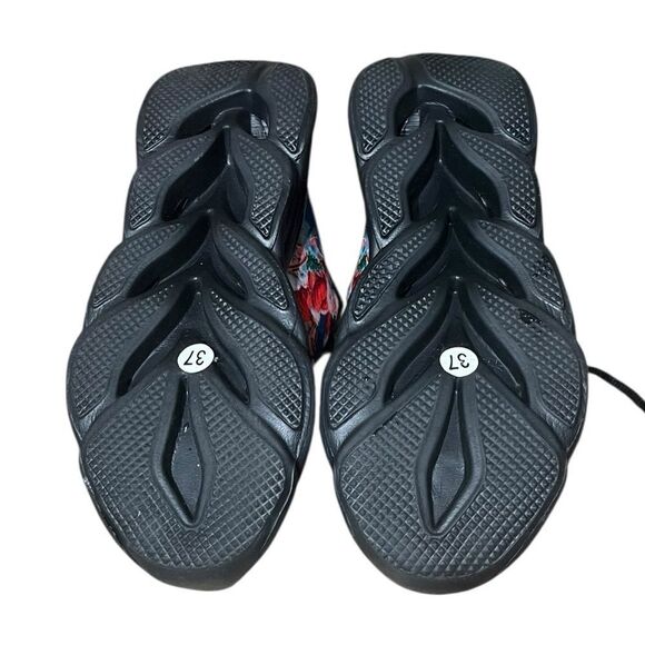 Women’s Santa Sneakers, Size US 6.5 (37) - Picture 4 of 7